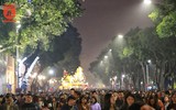 Pháo hoa rực rỡ trên bầu trời Hà Nội vào thời khắc giao thừa